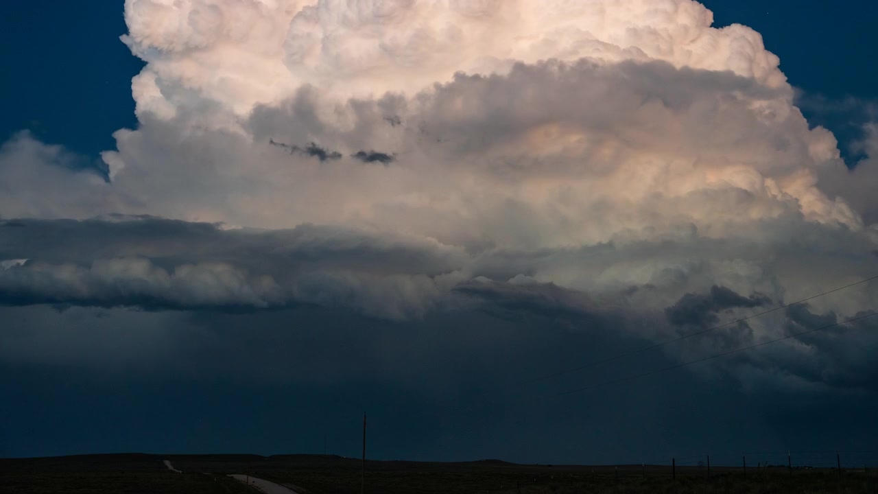 Lampi che balenano in una nuvola temporalesca, movimento delle nuvole in timelapse.