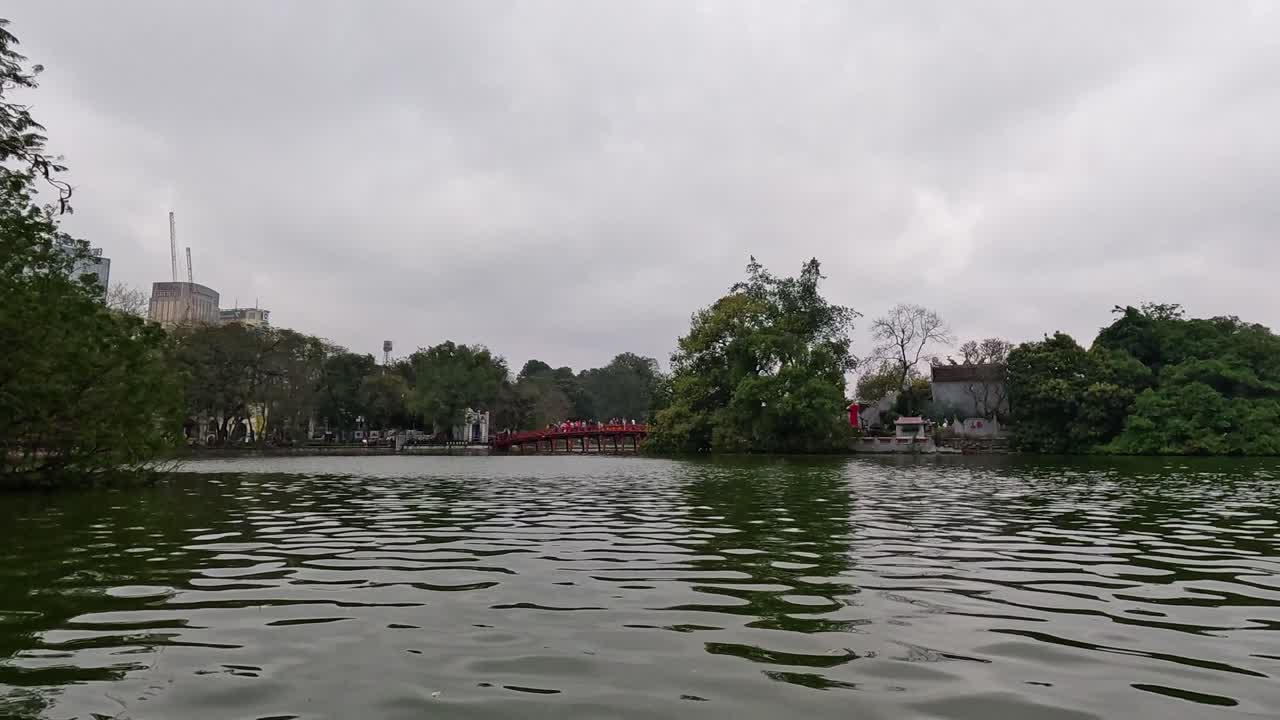 시간이 지남에 따라 호안키 호수의 조용한 풍경