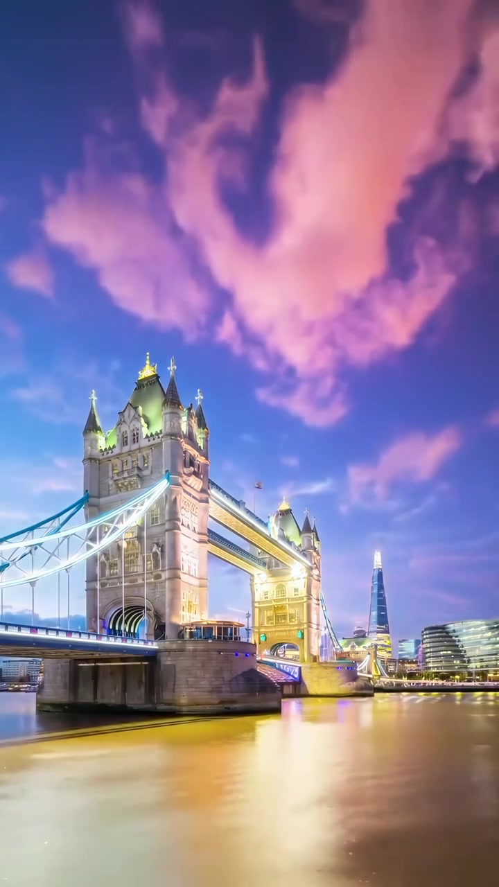Accéléré du Tower Bridge à Londres, du coucher du soleil à la nuit