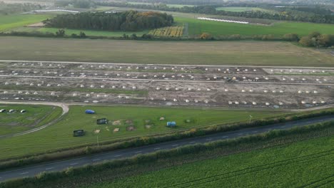 fotografía aérea panorámica de izquierda a derecha sobre una granja de cerdos a gran escala ubicada en las afueras de thertford, en el condado de norfolk, al este de londres en el reino unido.