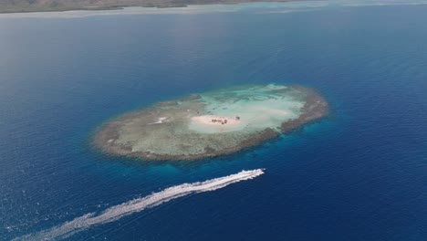 una vista aérea de una isla paradisíaca tropical