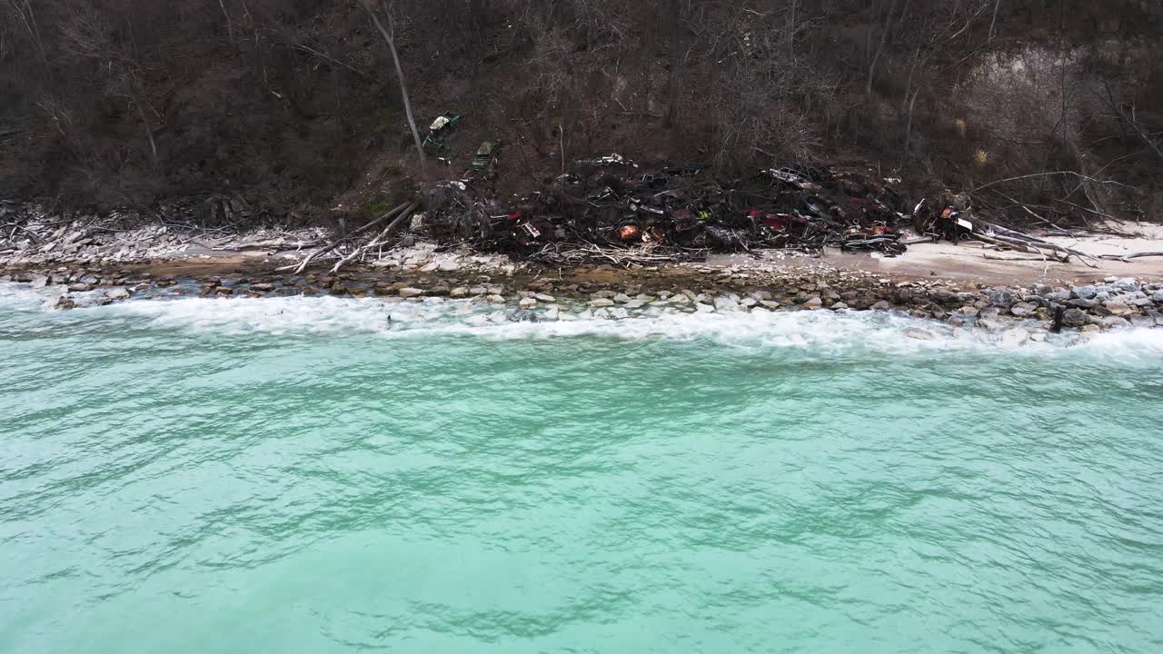 saint joe의 절벽 아래에 남겨진 오래된 자동차 컬렉션