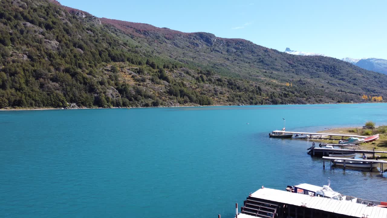인상적인 베이커 강(baker river)과 푸에르토 벨트란드 마을(puerto beltrand village)의 최고 공중 드론