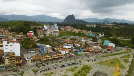 Colorido-Pueblo-De-Guatape-Con-Piedra-Del-Peñol-En-Segundo-Plano.