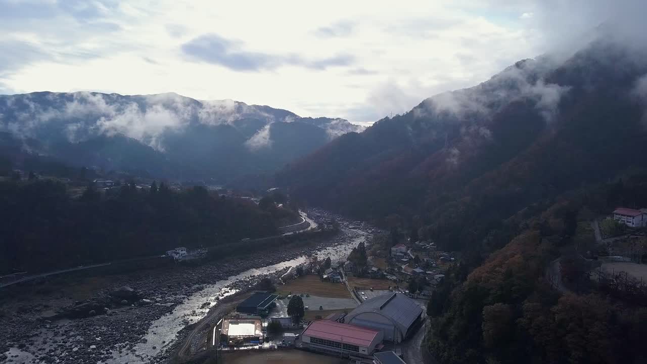 L'autostrada segue la curva del fiume Kiso nella nuvolosa valle montana di Nagiso, in Giappone
