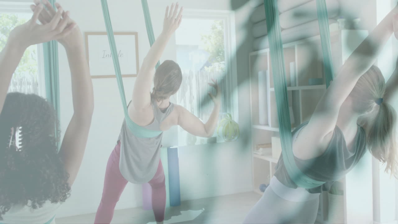 다양한 여성 강사와 10대 소녀들이 공중 요가를 연습하는 녹색 잎의 애니메이션