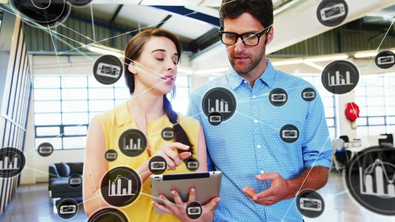 Mulher usando tablet e iniciando sobreposição de dados de negócios no escritório, equipe andando e analisando gráficos
