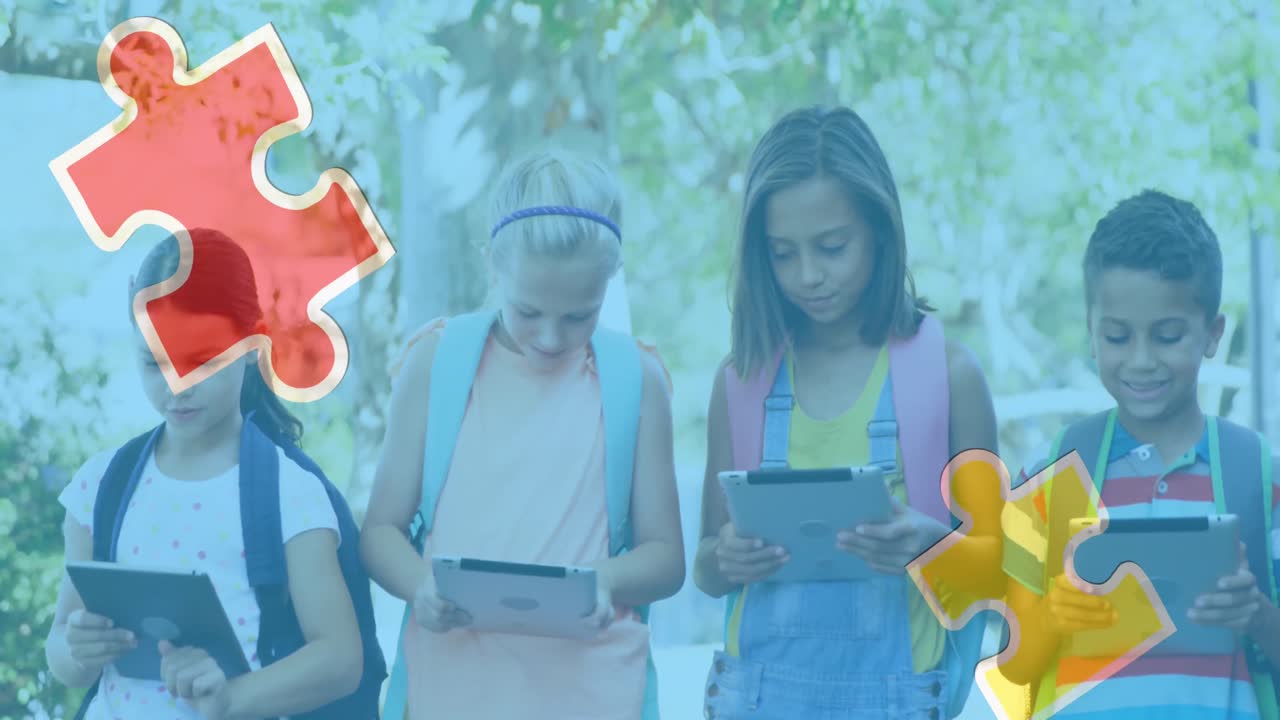 태블릿을 사용하는 학교 아이들 위에 다채로운 퍼즐 조각의 애니메이션