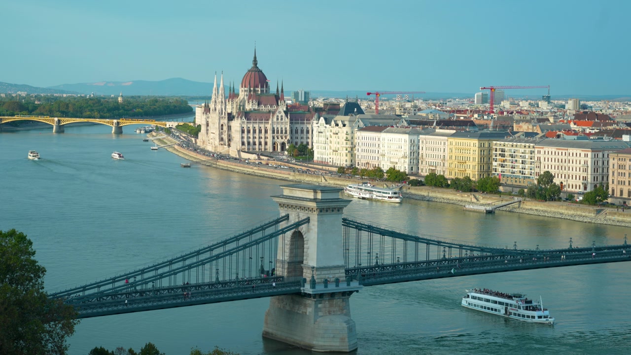 Una veduta del fiume Danubio e della città di Budapest con navi da crociera e una veduta del Parlamento ungherese