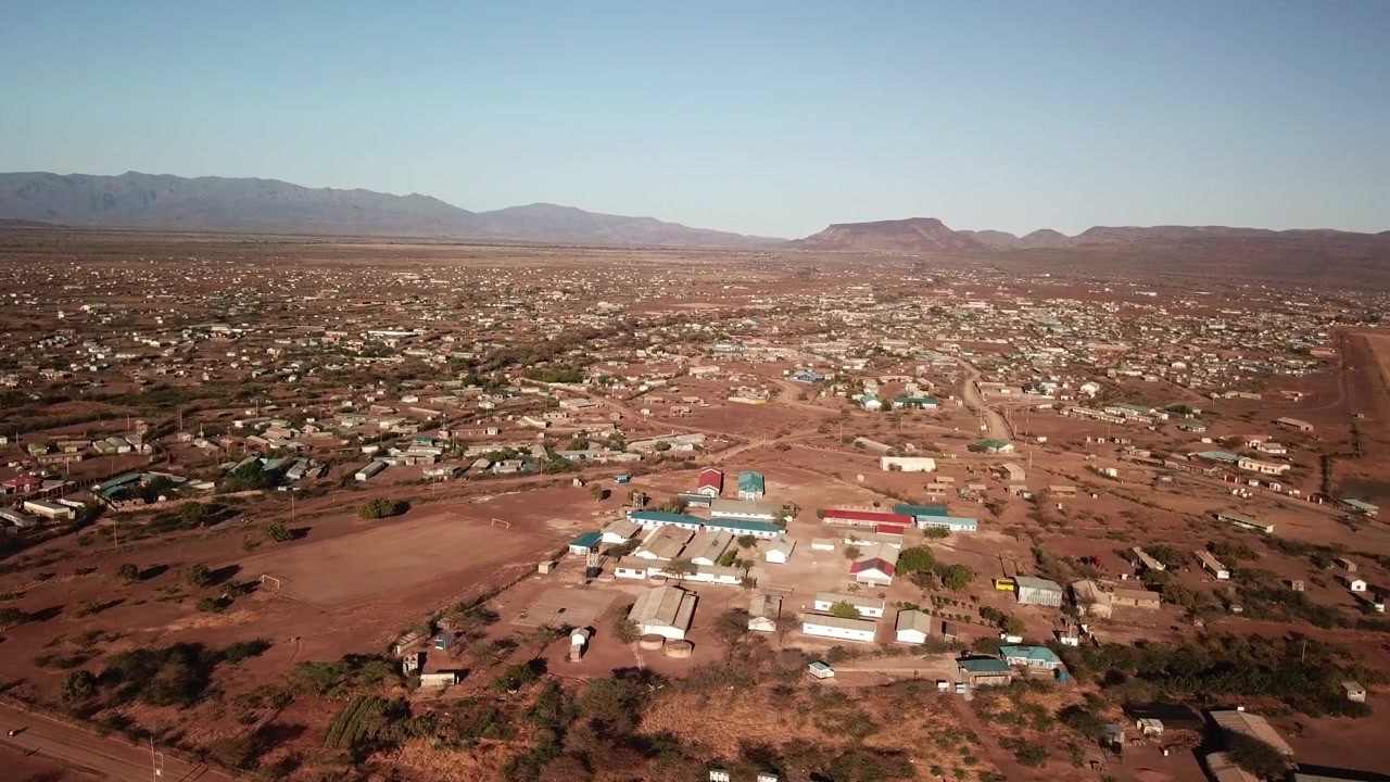 Luftfoto af Kakuma i Turkana County, Kenya, der viser en vidtstrakt, tør bosættelse med spredt bebyggelse og støvede veje.