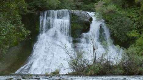 Sumérgete-En-La-Grandeza-De-La-Naturaleza-Mientras-Revelamos-Una-Toma-Amplia-De-Una-Magnífica-Cascada,-Donde-La-Poderosa-Cascada-Se-Encuentra-Con-La-Belleza-Intacta-Del-Paisaje-Circundante.