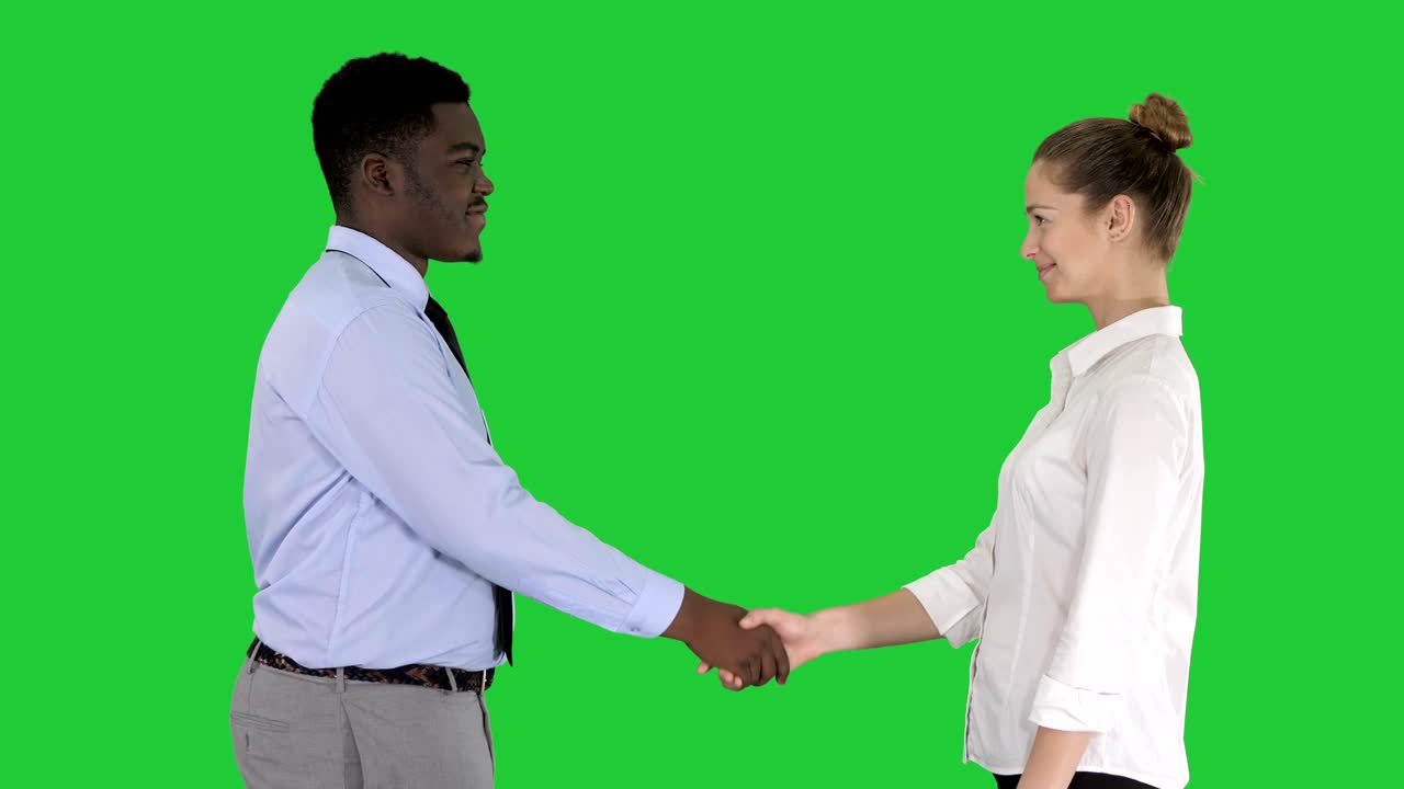 personas de negocios profesionales apretando la mano en una pantalla verde, clave de croma