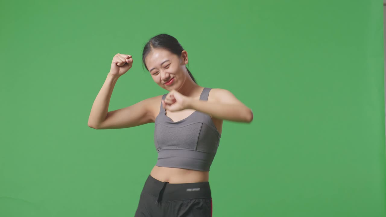 스포츠 의류 를 입고 축하 하는 행복 한 여자