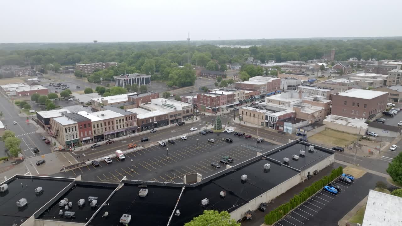 미시간 주 나일스 시내에서 드론 비디오가 원으로 움직이고 있습니다.