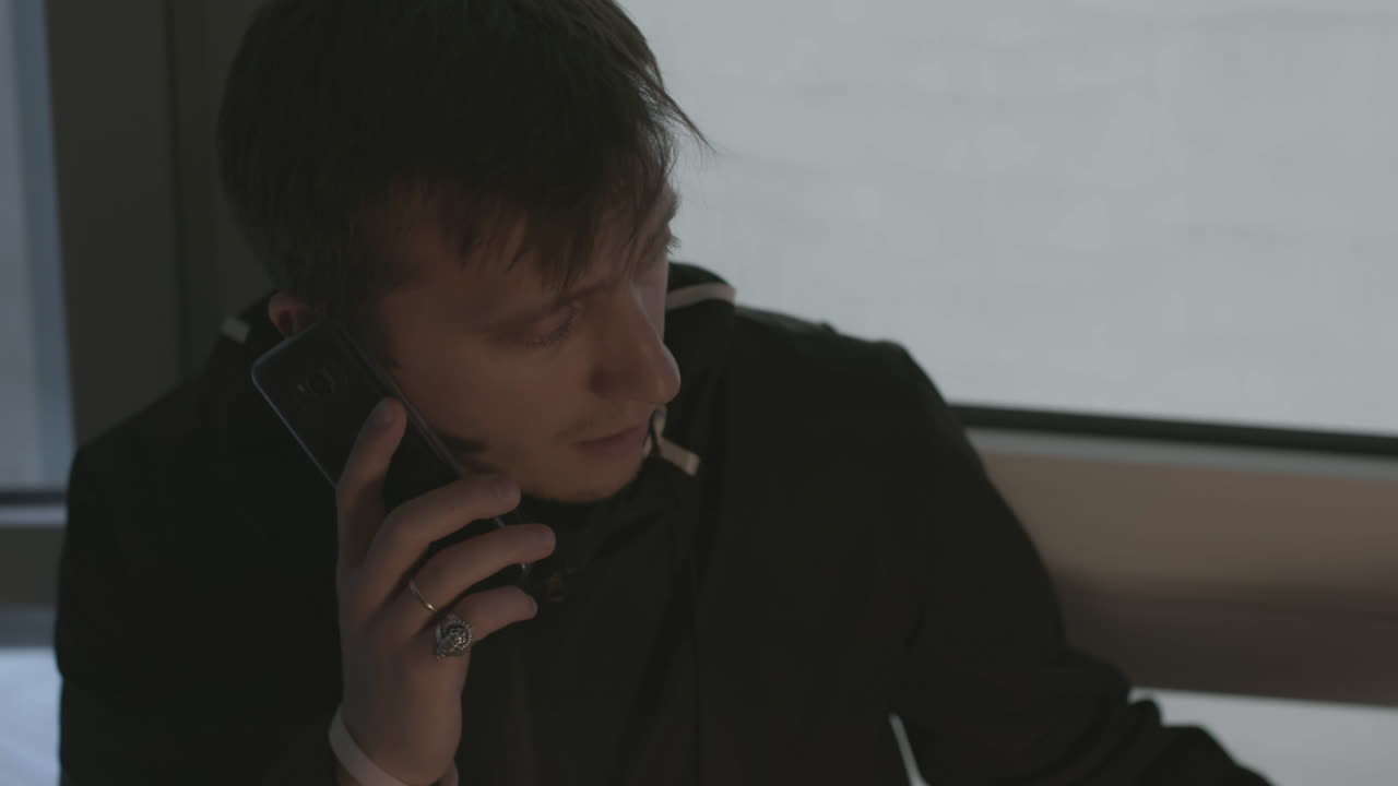 사무실에서 전화하는 남자