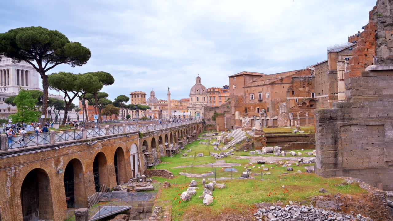 Roma, Italia - 15 Agustus 2022: Pemandangan Forum Romawi yang dikelilingi oleh reruntuhan beberapa bangunan pemerintahan kuno yang penting