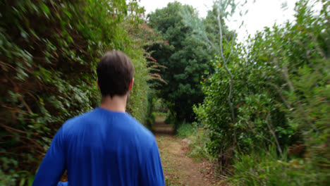 vista trasera de un deportista corriendo