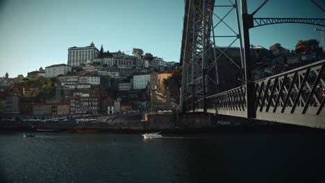 Puente-épico-De-La-Calzada-En-El-Puerto-De-Porto-Portugal-Al-Atardecer-Hora-Dorada