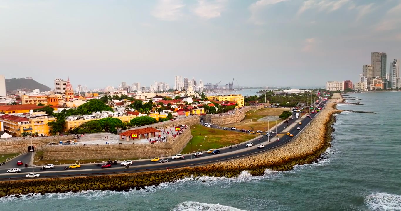 Fluxo de tráfego na Avenida Santander ao lado do centro histórico de Cartagena. Aérea.