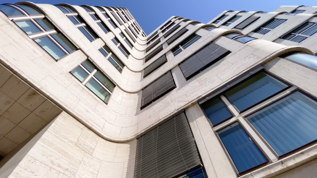 perspectiva fresca de la histórica casa de conchas en berlin tiergarten en verano