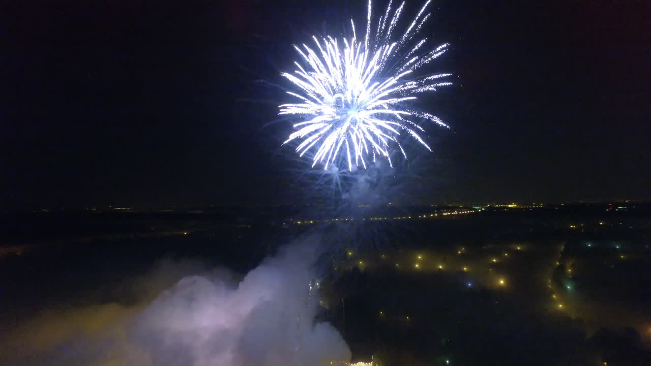 피치 블랙 스카이에서 거대한 아름다운 불꽃놀이의 공중 전망