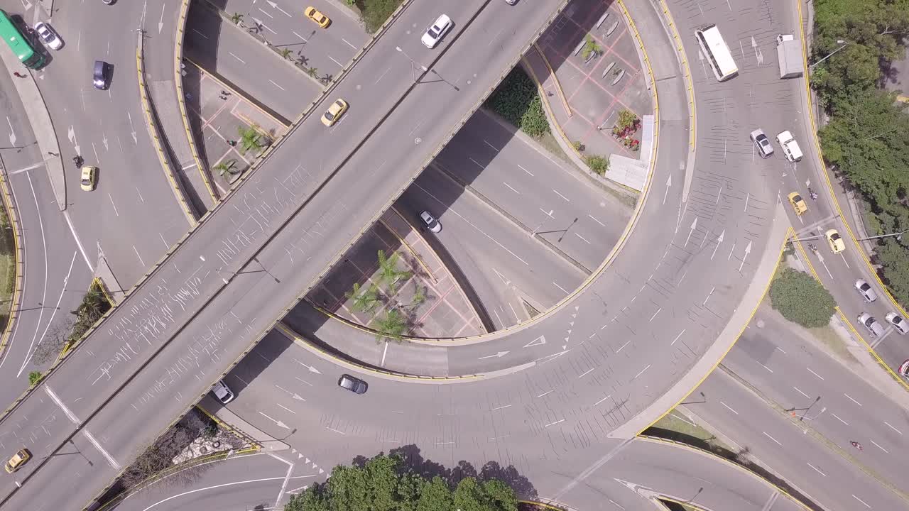 높은 곳에서 아구아카탈라 글로리타를 드러내는 공중 4k  ⁇ 을 기울이는 것