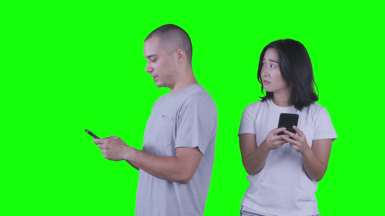 mujer espiando el teléfono móvil de su marido