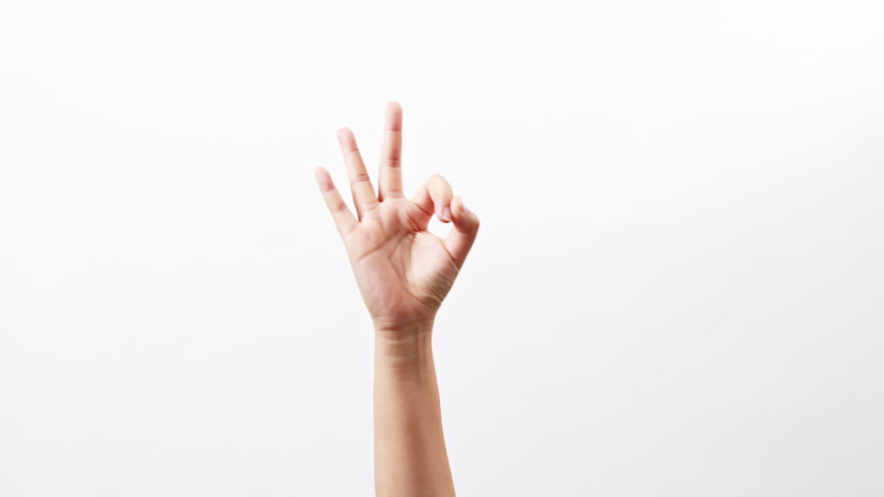 광고를 위한 텍스트를 배치할 수 있는 복사 공간이 있는 흰색 스튜디오 배경에 격리된 가위 승리 크로마 키를 보여주는 손