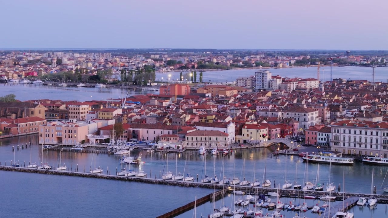 Ripresa aerea sul porto turistico e sulla città di Chioggia al crepuscolo, Italia