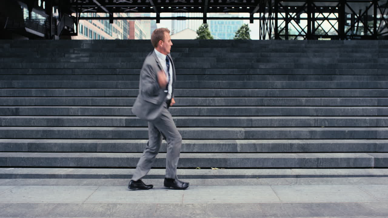 현대  ⁇ 키 백인 사업가 거리 댄서 도시에서 프리스타일 춤