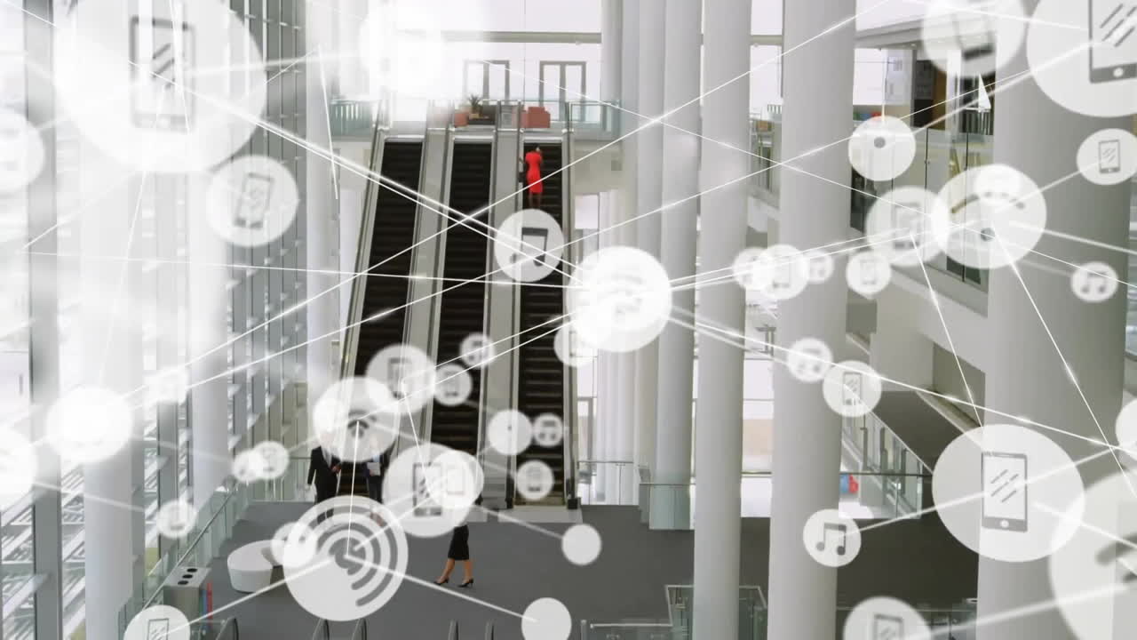 animación de iconos conectados sobre vista aérea de diversas personas que utilizan escaleras mecánicas del edificio