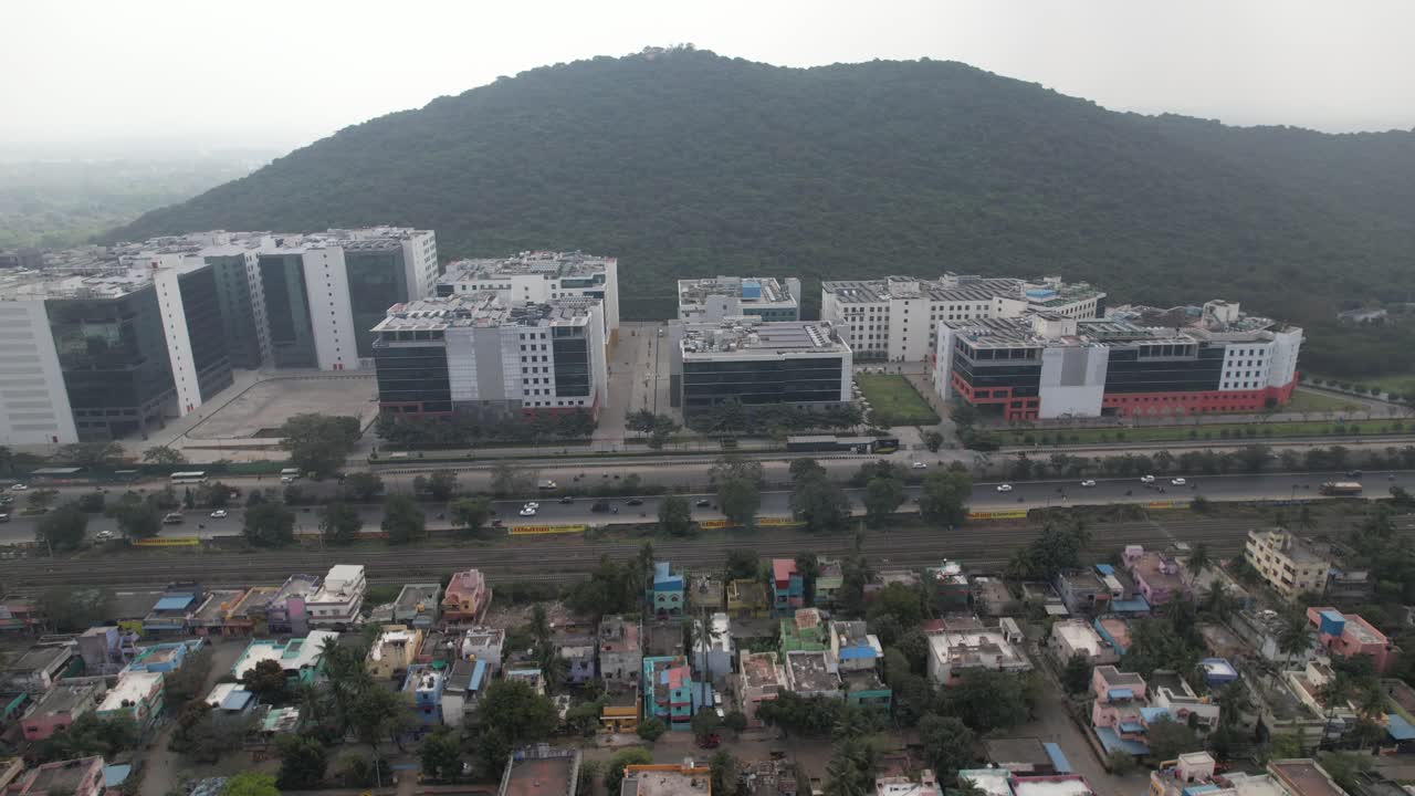 Ripresa aerea con drone di edifici aziendali nella città metropolitana indiana di Chennai