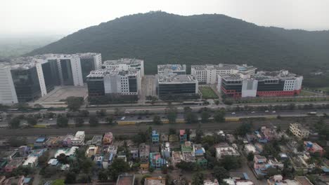 Toma-Aérea-De-Drones-De-Edificios-Corporativos-En-La-Ciudad-Metropolitana-India-De-Chennai.