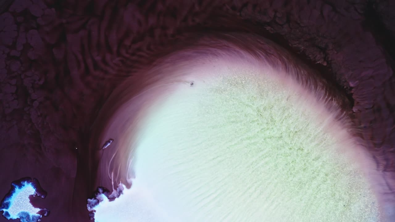 tinta en arte acuático con colores giratorios rosados, verdes y azules, fondo abstracto