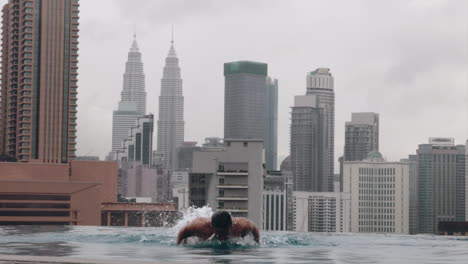 tipo mariposa nadando en la piscina de la azotea en kuala lumpur