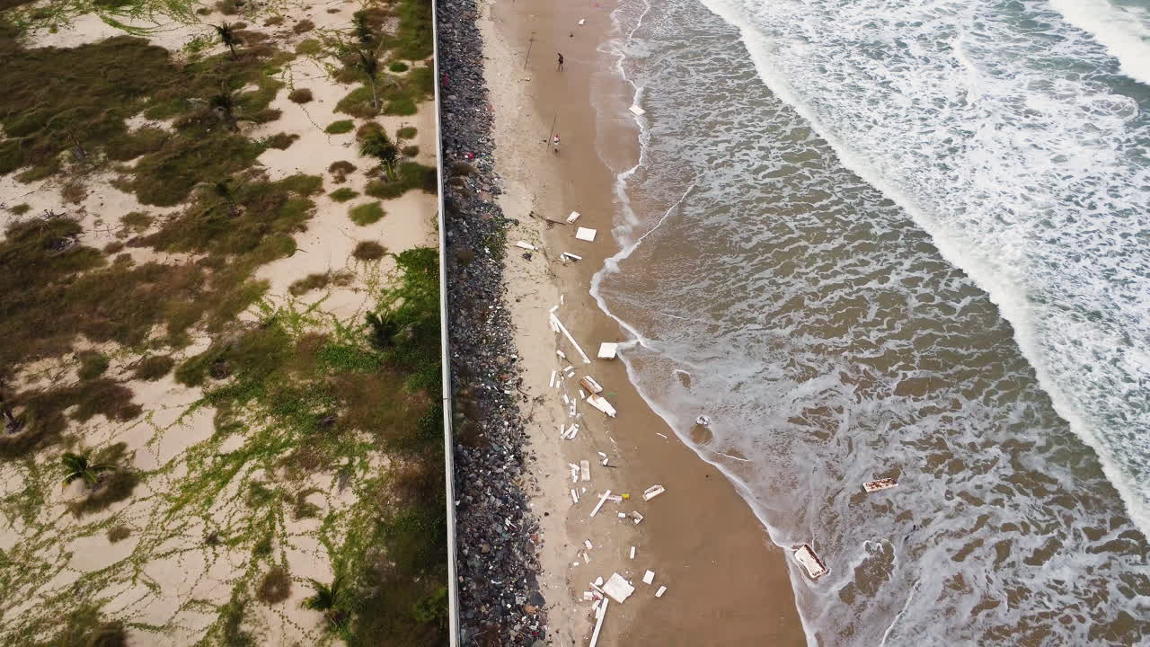 Basura arrastrada a la playa en Maui, Hawái, concepto de problema de reciclaje, aérea.