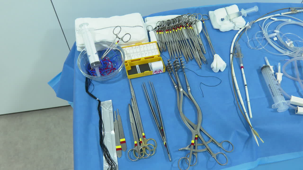 instrumentos y suministros quirúrgicos en una bandeja