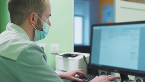 médico trabajando en computadora