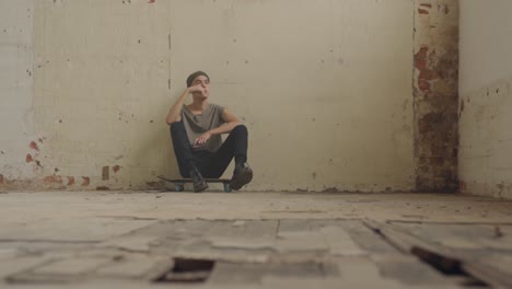 giovane alla moda in un magazzino abbandonato