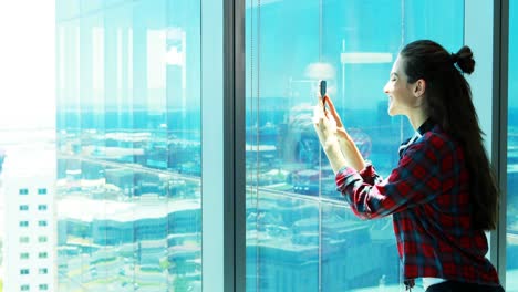 mujer ejecutiva tomando una foto desde un teléfono móvil