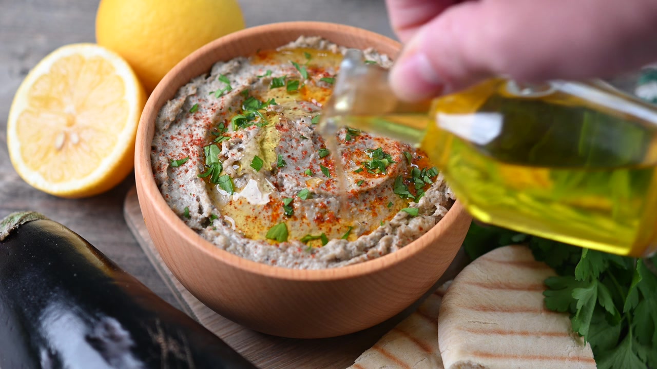 Baba ganoush tradizionale in ciotola su tavolo di legno