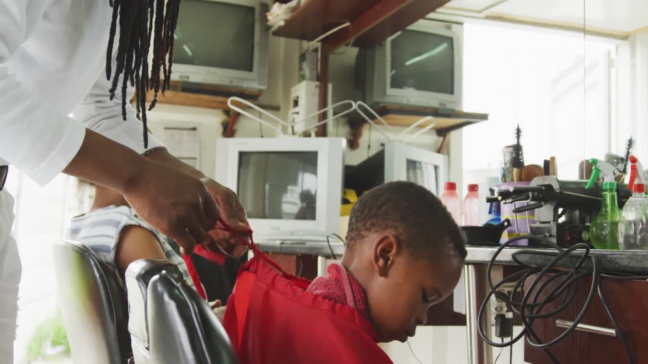 아프리카 남자 가 아프리카 소년 을 입고 있다