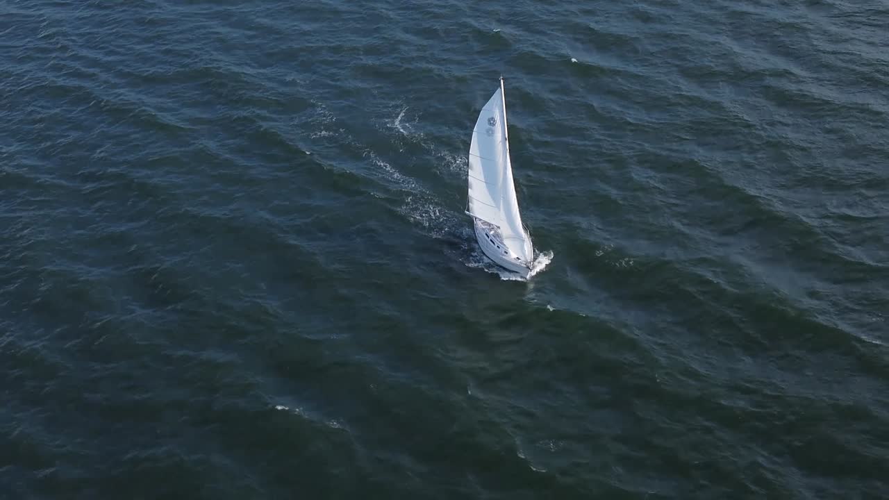 velero navegando en agua de mar por la costa en massachusetts