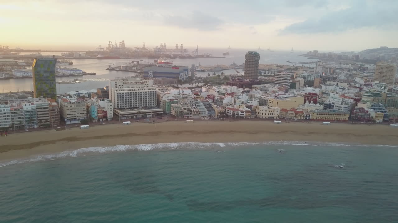 Fantastica ripresa aerea all'alba sopra la spiaggia di Las Canteras, dove si possono vedere gli hotel, il porto e le barche della zona.