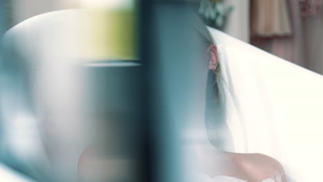 Frau-Liegt-In-Badewanne-Voller-Schaum