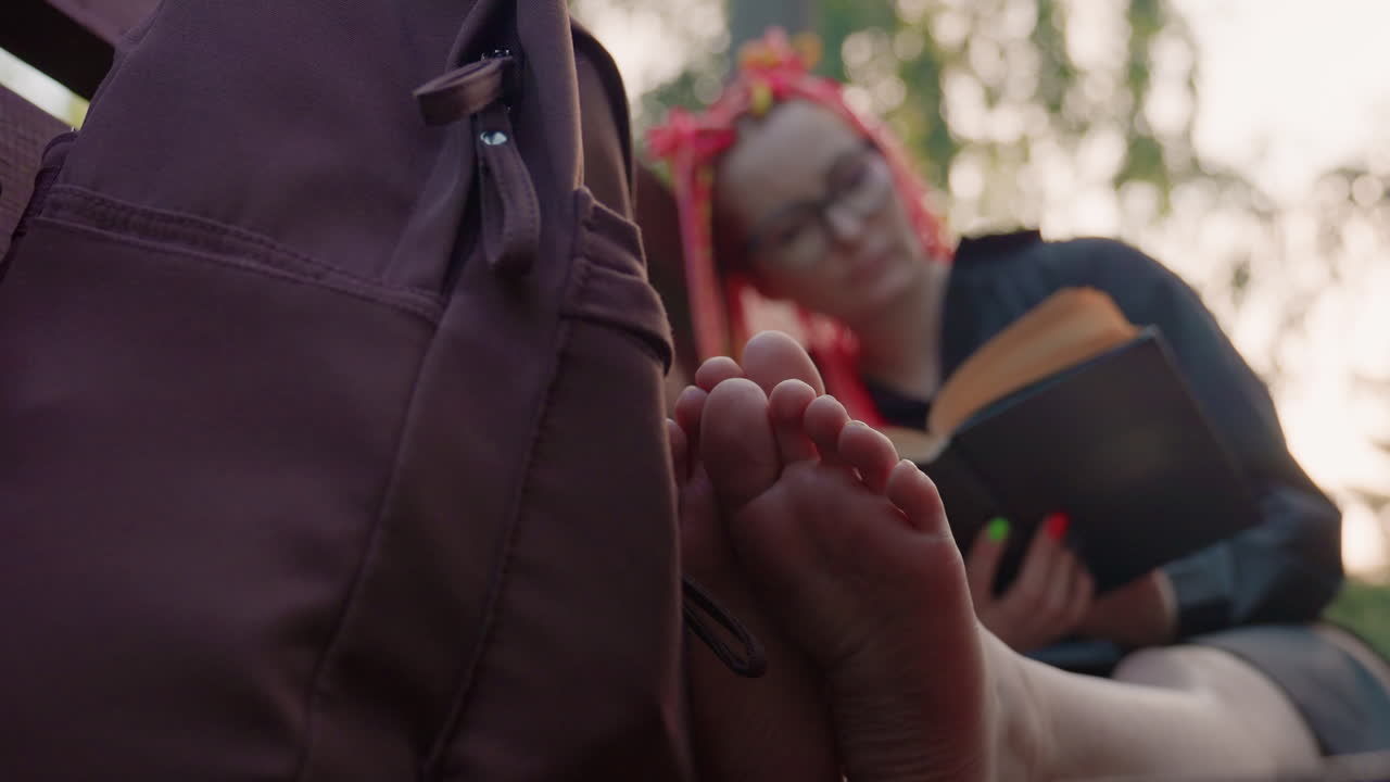 los aventureros encuentran la serenidad, los amantes de la naturaleza saborean momentos de paz, las personas en la naturaleza disfrutan de la calma y el ocio, los entusiastas de las actividades al aire libre disfrutan de experiencias tranquilas con libros y vistas panorámicas