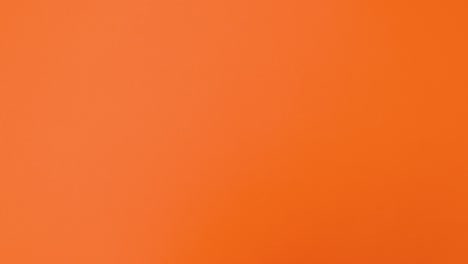 los huevos frescos aparecen en círculo en el tema naranja. detenga el movimiento