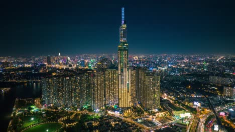 vista de avión no tripulado timelapse hiperlapso de la torre landmark 81 por la noche - ciudad de ho chi minh, sur de vietnam