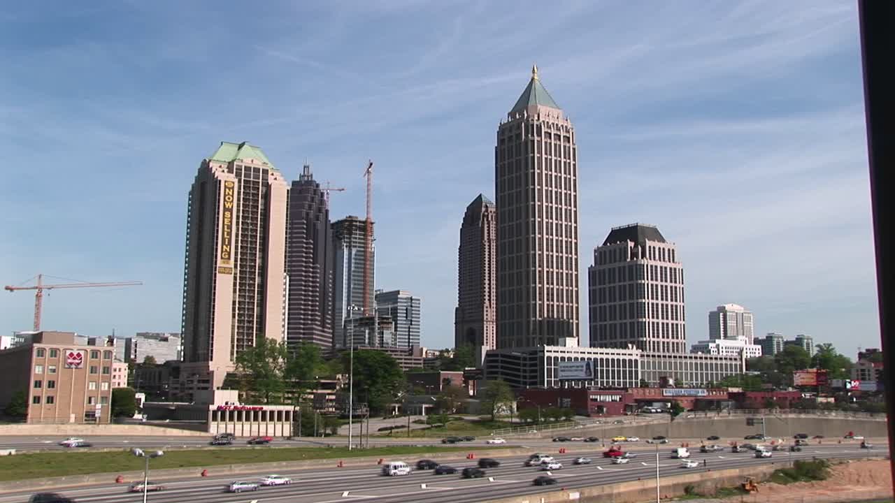 전경과 애틀랜타 조지아의 스카이라인에 있는 트래픽의 중간 샷