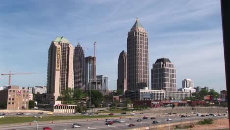 eine mittlere aufnahme des verkehrs im vordergrund und die skyline von atlanta georgia